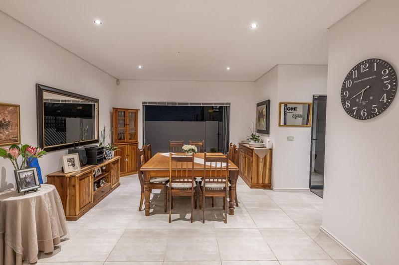 4 Bedroom Property for Sale in Kaapsig Western Cape